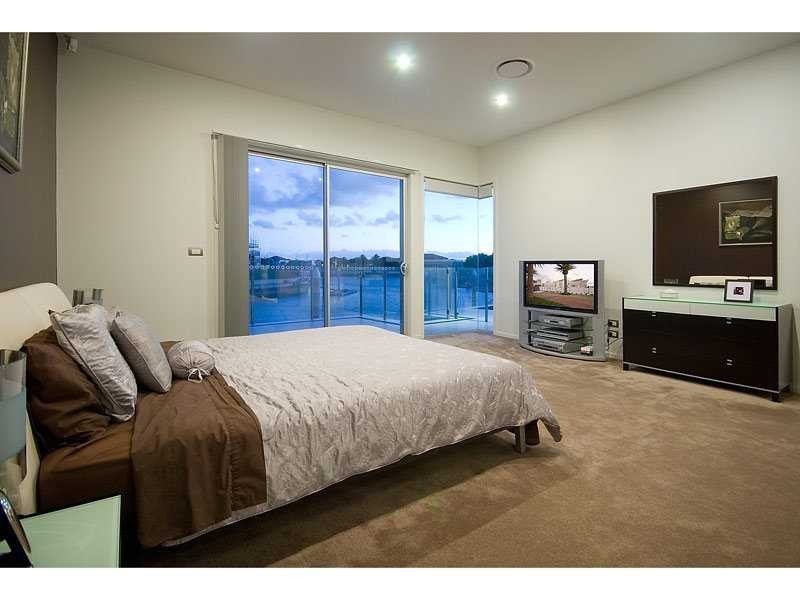 1 Royal Albert Crescent, Sovereign Islands QLD 4216